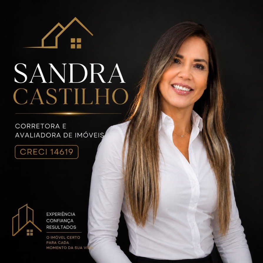 Sandra Castilho, corretora de imóveis com sorriso genuíno em ambiente profissional